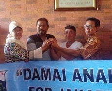 Kotak-kotak dan Kumis di Kepulauan Seribu Berangkulan