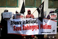 Kekerasan sektarian yang kembali terjadi di Myanmar bulan ini menewaskan sedikitnya 88 orang. Massa aksi pun mengutuk keras atas kejadian tersebut.