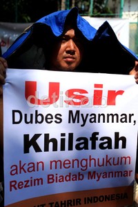 Dalam aksinya mereka mendesak pemerintah Indonesia untuk mengusir duta besar Myanmar.