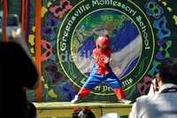 Salah satu siswa berakting seperti spiderman dengan kostum kebanggaannya di atas panggung.