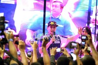 Jorge Lorenzo memberi salam kepada para awak media yang meliput dan para pengunjung pameran Jakarta Motorcycle Show (JMCS).
