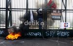 Tolak RUU Kamnas, Bakar Ban di Gerbang DPR
