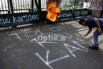 Tolak RUU Kamnas, Bakar Ban di Gerbang DPR