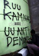 Tolak RUU Kamnas, Bakar Ban di Gerbang DPR
