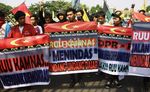 Tolak RUU Kamnas, Bakar Ban di Gerbang DPR
