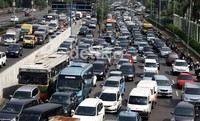 Jalan Gatot Soebroto macet total karena jalurnya ditutup demonstran. Ramses/detikcom.