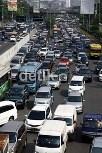 Kendaraan tampak mengular panjang. Ramses/detikcom.
