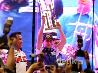 Lorenzo Bermain Angklung