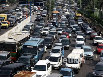 Diblokir Pendemo, Tol Dalam Kota Macet