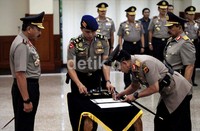 Kapolda Metro Jaya Irjen Pol Putut Bagus Eko Bayuseno menandatangani berkas-berkas pelantikannya.