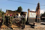 TNI Bersihkan Puing-puing Kerusuhan di Lampung