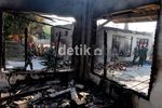 TNI Bersihkan Puing-puing Kerusuhan di Lampung