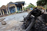 Motor yang dibakar tinggal kerangkanya saja.