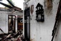 Salah satu rumah warga hangus terbakar.