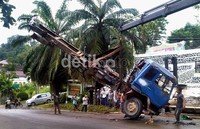 Alat berat dikerahkan untuk mengevakuasi truk tangki tersebut. Robert/detikNews.