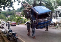 Truk tangki bermuatan solar itu terguling tepat di depan kantor Dinas Perkebunan Kaltim dan BKSDA Kaltim. Robert/detikNews.