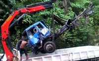 Truk tangki bermuatan solar itu diangkut dengan menggunakan truk tronton Palfinger Crane. Robert/detikNews.