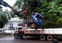 Membutuhkan waktu sekitar 5 jam untuk mengevakuasi truk tersebut. Robert/detikNews.