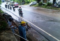 Muatan 10.000 liter (10 ton) solar tumpah ke jalanan. Robert/detikNews.