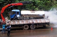Truk bernomor polisi KT 8901 BN tersebut berhasil dievakuasi. Robert/detikNews.