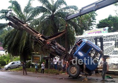 Truk Tangki Solar Terguling di Samarinda