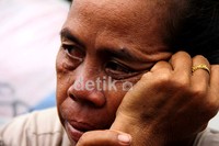 Salah seorang pengungsi duduk dengan tatapan kosong.
