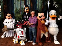 George Lucas berpose dengan karakter Disney yang berkostum ala karakter Star Wars. (Todd Anderson/Disney via Getty Images).