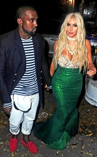 Kim Kadarshian berubah menjadi seorang putri duyung yang super seksi dan Kanye West menjadi seorang kapten di Halloween kali ini. (Splash News/nydailynews).
