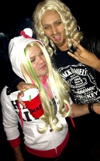 Deryck SUM 41 berdandan ala mantan istrinya Avril Lavigne dan sahabatnya Ari Cooper bergaya ala Chad Kroeger (tunangan Avril). (Twitter).