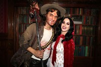 Di Halloween kali ini, Katy Perry menjadi vampire yang cantik dan seksi. Sementara John Mayer tampil total dengan mengubah sedikit wajahnya menjadi seorang hunter. (thecobrasnake).