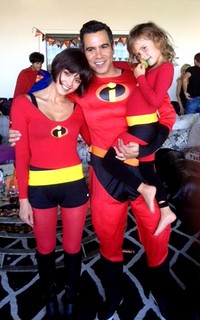 Lucunya! Jessica Alba dan suami Cash Warren serta sang buah hati Honor berubah menjadi keluarga The Incredibles. (Twitter).