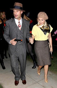 Ryan Seacrest dan kekasihnya Julianne Hough bergaya ala Bonnie and Clyde. (people/AKM-GSI).