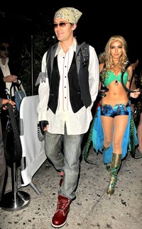 Selebriti berkostum ala selebriti juga? Tak masalah! Pasangan Matthew Morrison dan Renee Puente bergaya ala Justin Timberlake dan Britney Spears. (Us Magazine/AKM-GSI).