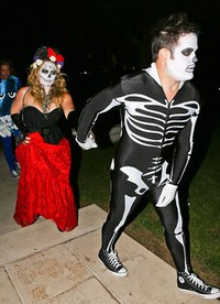 Hilary Duff tampil total dengan bermake-up tengkorak dari film Day of the Dead bersama suaminya, Mike Comrie. (Us Magazine/AKM-GSI).