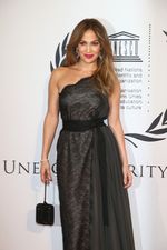 Jennifer Lopez Tampil Elegan