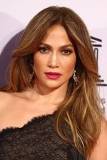 Jennifer Lopez Tampil Elegan