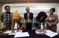 Vice Presiden Consumer Planning & Costumer Management PT. Telkom Indonesia Teni Agustin dan Senior Vice President Consumer Card Bank Mandiri Handayani menandatangani nota kesepahaman didampingi Direktur Consumer PT Telkom Indonesia Sukardi Silalahi, EVP Coordinator Consumer Finance Bank Mandiri Mansyur S Nasution, Direktur Corporate Banking Bank Mandiri Fransisca Nelwan Mok.