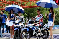 Kali ini, si nomor 99 tidak hanya berpose dengan Doni Tata. Tetapi, ditemani juga dengan dua umbrella girl.