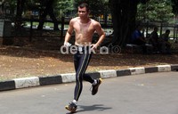 Chris John melakukan sesi latihan untuk menjaga kebugaran stamina dan fisik dengan berlari mengelilingi Stadion Utama Gelora Bung Karno.