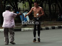 Chris John menyapa salah satu penggemarnya.