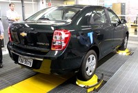 Mobil Chevy Cobalt tengah diuji di laboratorium Noise and Vibration. Mobil akan digoyang dengan alat khusus untuk mengukur kenyamanan di kabin. (Dok General Motors).