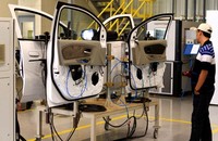 Pengetesan pintu mobil dengan alat elektronik. (Dok General Motors).