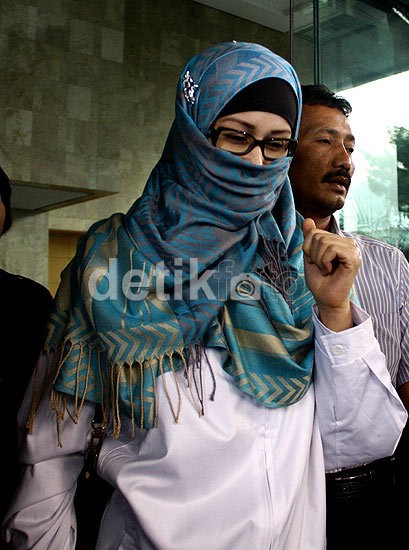 Tiba di Pengadilan Tipikor, Neneng Cipika Cipiki dengan Angie