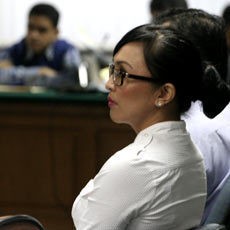  Dewi Untari Mengaku Antar Kado ke Wayan Koster