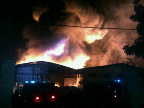 Dua Orang Tewas dalam Kebakaran Pabrik di Medan