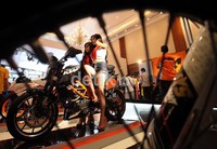 Gadis-gadis berpenampilan seksi tersebut dapat ditemuai di setiap booth pameran.