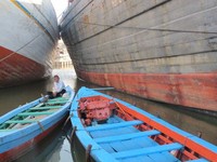 Ada dua jenis perahu yang dapat Anda gunakan, yaitu perahu ojek atau sampan. Biaya untuk naik sampan berdayung sebesar Rp 50 ribu dan Rp 100 ribu untuk naik perahu ojek bermesin. Naik bersama-sama teman, akan lebih mengirit biaya. (Afif/detikTravel)