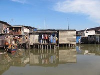 Pemandangan rumah-rumah terapung di atas air terlihat jelas di sini. Rumah-rumah tersebut kebanyakan dihuni oleh para nelayan. Jangan heran, Anda akan melihat aktivitas nelayan dan keluarganya di sana. Rumah-rumah tersebut terbuat dari bambu. (Afif/detikTravel)