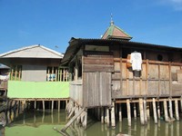 Tak hanya rumah-rumah nelayan, ada juga musala terapung di sana. Suara adzan selalu terdengar setiap kali memasuki waktu salat di musalanya. Musala ini juga menjadi pusat kegiatan dan tempat menyatunya masyarakat sekitar. (Afif/detikTravel)