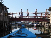 Saat perjalanan, Anda akan melewati sebuah jembatan besi. Jembatan kecil ini selalu dipenuhi oleh lalu lalang masyarakat sekitar. Anda harus membungkukan badan saat melewati jembatannya. Jangan sampai kepala Anda terbentur jembatan ya! (Afif/detikTravel)